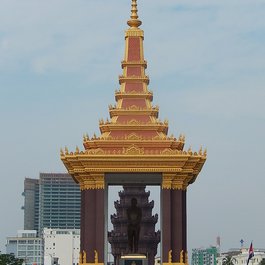 Independence Monument, Phnom Penh Photo #8 by Michael Coghlan from flickr
