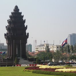 Independence Monument, Phnom Penh Photo #9 by Sébastien Bertrand from flickr