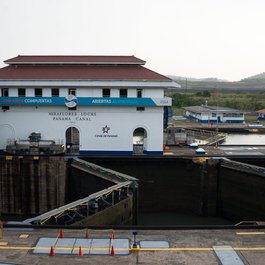 Miraflores Locks, Panama City Photo #6 by jipe7 from flickr