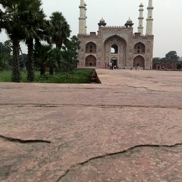 Agra itinerary, Tomb Of Akbar The Great