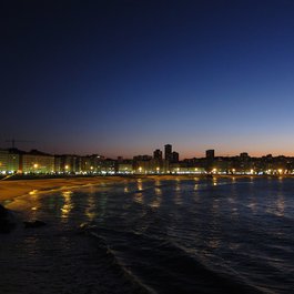 Praia De Riazor (a Coruña), La Coruña Photo #9 by Alberto Garcia from flickr