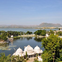 Lake Pichola, Udaipur Photo #1 by veetrag from pixabay
