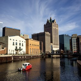 Milwaukee River, Milwaukee Photo #3 by Leroy_Skalstad from pixabay
